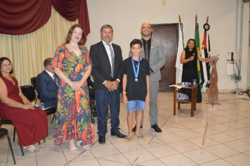 Foto - Sessão Solene - Entrega de Medalhas Prêmio Aluno Bom de Nota 2025