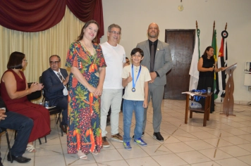 Foto - Sessão Solene - Entrega de Medalhas Prêmio Aluno Bom de Nota 2025