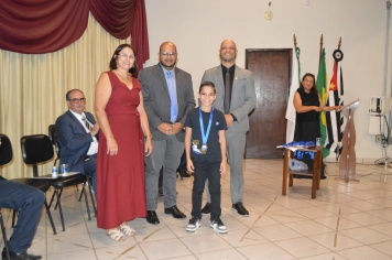 Foto - Sessão Solene - Entrega de Medalhas Prêmio Aluno Bom de Nota 2025