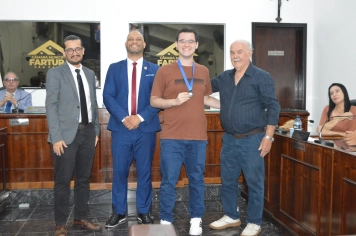 Foto - Sessão Solene - Entrega de Medalhas Prêmio Aluno Bom de Nota 2025