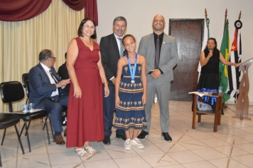 Foto - Sessão Solene - Entrega de Medalhas Prêmio Aluno Bom de Nota 2025