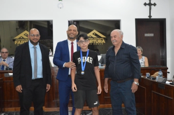 Foto - Sessão Solene - Entrega de Medalhas Prêmio Aluno Bom de Nota 2025