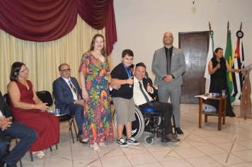 Foto - Sessão Solene - Entrega de Medalhas Prêmio Aluno Bom de Nota 2025