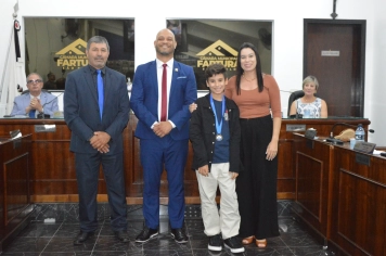 Foto - Sessão Solene - Entrega de Medalhas Prêmio Aluno Bom de Nota 2025