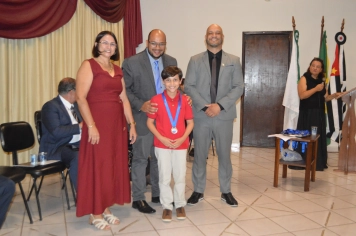 Foto - Sessão Solene - Entrega de Medalhas Prêmio Aluno Bom de Nota 2025