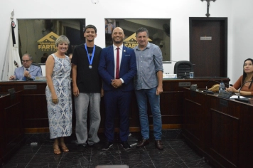 Foto - Sessão Solene - Entrega de Medalhas Prêmio Aluno Bom de Nota 2025