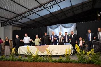 Foto - Sessão Solene - Entrega de Título de Cidadão Farturense ao Padre Carlos Garcia