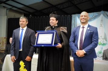 Foto - Sessão Solene - Entrega de Título de Cidadão Farturense ao Padre Carlos Garcia