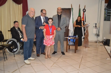 Foto - Sessão Solene - Entrega de Medalhas Prêmio Aluno Bom de Nota 2025