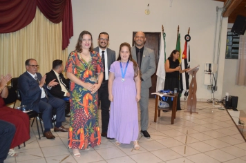 Foto - Sessão Solene - Entrega de Medalhas Prêmio Aluno Bom de Nota 2025