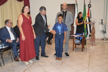 Foto - Sessão Solene - Entrega de Medalhas Prêmio Aluno Bom de Nota 2025
