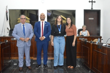 Foto - Sessão Solene - Entrega de Medalhas Prêmio Aluno Bom de Nota 2025