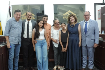 Foto - Sessão Solene - Entrega de Medalhas Prêmio Aluno Bom de Nota 2025