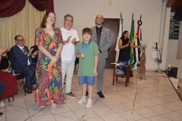 Foto - Sessão Solene - Entrega de Medalhas Prêmio Aluno Bom de Nota 2025