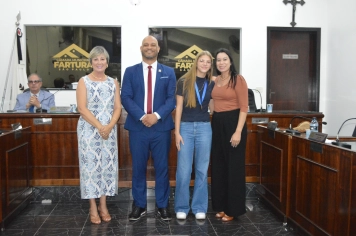 Foto - Sessão Solene - Entrega de Medalhas Prêmio Aluno Bom de Nota 2025