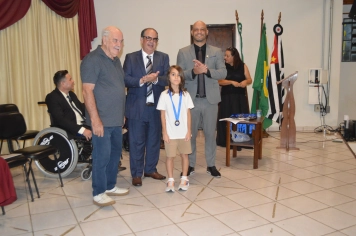 Foto - Sessão Solene - Entrega de Medalhas Prêmio Aluno Bom de Nota 2025