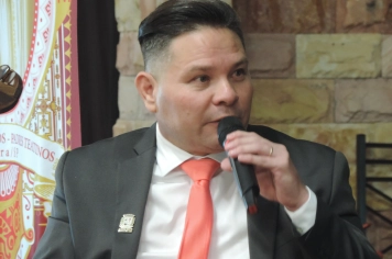 Foto - Sessão Solene - Entrega de Título de Cidadão Farturense ao Padre Carlos Garcia