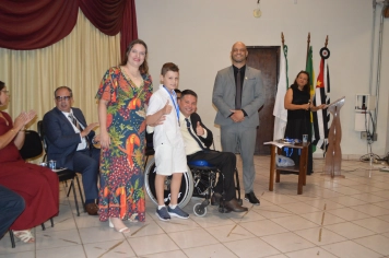 Foto - Sessão Solene - Entrega de Medalhas Prêmio Aluno Bom de Nota 2025
