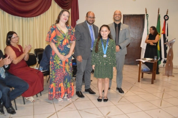 Foto - Sessão Solene - Entrega de Medalhas Prêmio Aluno Bom de Nota 2025