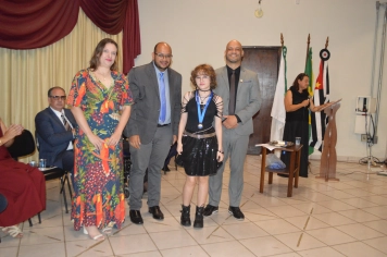 Foto - Sessão Solene - Entrega de Medalhas Prêmio Aluno Bom de Nota 2025
