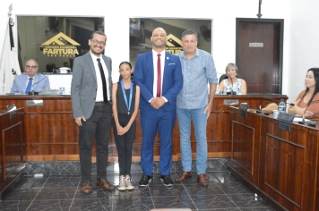Foto - Sessão Solene - Entrega de Medalhas Prêmio Aluno Bom de Nota 2025