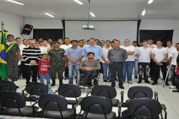 JOVENS RECEBEM CERTIFICADO DE DISPENSA DO SERVIÇO MILITAR