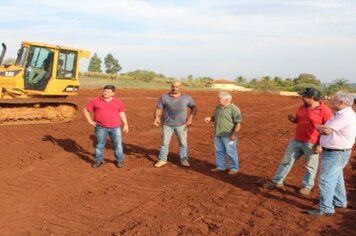 AUTORIDADES ACOMPANHAM OBRAS DE MELHORIAS EM ESTRADAS RURAIS EM FARTURA