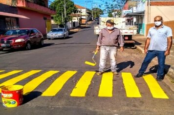 PRESIDENTE DA CÂMARA ACOMPANHA PINTURA DE REDUTORES DE VELOCIDADE EM FARTURA