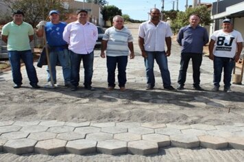 VEREADORES CONFEREM EXECUÇÃO DE CALÇAMENTO DO BAIRRO JARDIM DA SERRA