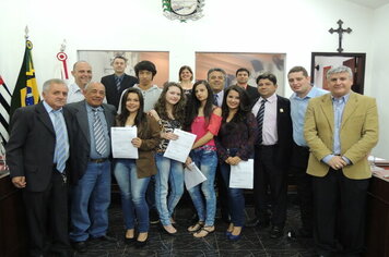 Câmara presta homenagens às alunas da Escola Estadual Monsenhor José Trombi