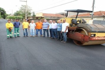 VEREADORES ACOMPANHAM RECAPEAMENTO DE RUAS EM FARTURA