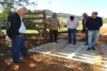 VEREADORES FISCALIZAM INSTALAÇÕES DE MATA-BURROS NA ZONA RURAL