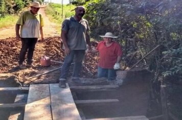 PRESIDENTE ISNAR DO CAMINHÃO ACOMPANHA REFORMA DA PONTE NO BAIRRO BARRA MANSA