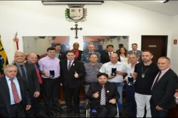 POLICIAIS CIVIS E MILITARES SÃO HOMENAGEADOS NA CÂMARA MUNICIPAL