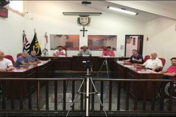 VEREADORES APROVAM PROJETOS SOBRE ENFEITES DE NATAL, ILUMINAÇÃO PÚBLICA E ENCONTRO DE PESCA ESPORTIVA DURANTE SESSÃO EXTRAORDINÁRIA