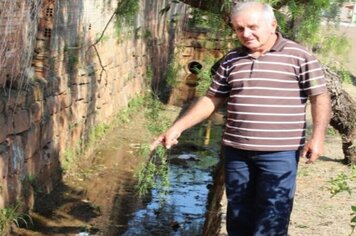 VEREADOR CARLOS RIZZO VERIFICA LIMPEZA DE CÓRREGO NA VILA PLANALTO