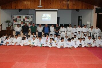 AUTORIDADES PARTICIPAM DE EXAME DE TROCA DE FAIXAS DA ESCOLA DE KARATÊ SHOTOKAN PAULO SOUZA