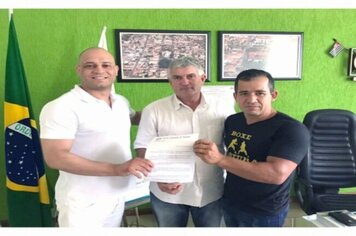 Vereador Bruno Guazzelli entrega ofício de apoio as artes marciais ao prefeito Tinho Bortotti
