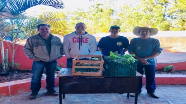 VEREADOR BRUNO GUAZZELLI ACOMPANHA DISTRIBUIÇÃO DE VERDURAS NA CHÁCARA MUNICIPAL