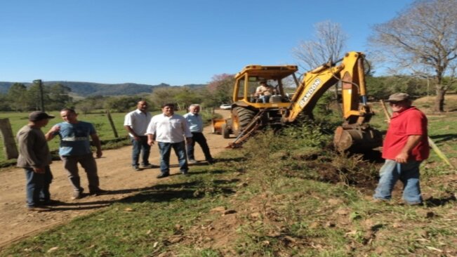 VICE-PREFEITO PEDRO E VEREADORES DORIVETI, ISNAR, DECINHO E CARLOS RIZZO VISITAM OBRAS NA ENTRADA DE BAIRROS RURAIS