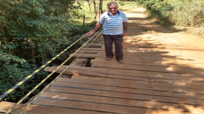 CARLOS RIZZO ACOMPANHA SERVIÇOS NA PONTE DO BAIRRO BARRA MANSA