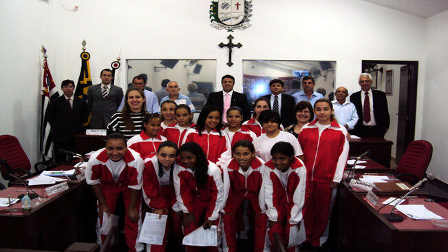 Atletas do futsal mirim feminino da Escola Trombi recebem moção.