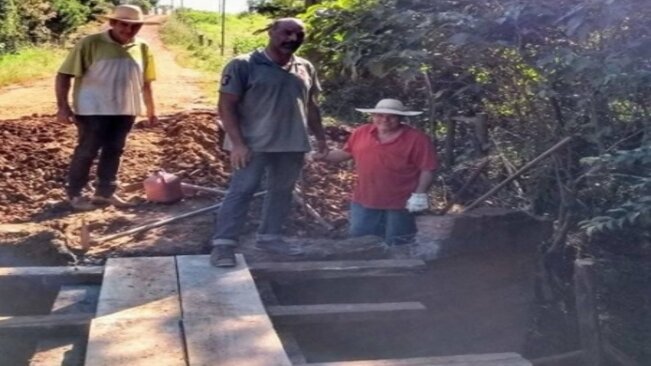 PRESIDENTE ISNAR DO CAMINHÃO ACOMPANHA REFORMA DA PONTE NO BAIRRO BARRA MANSA