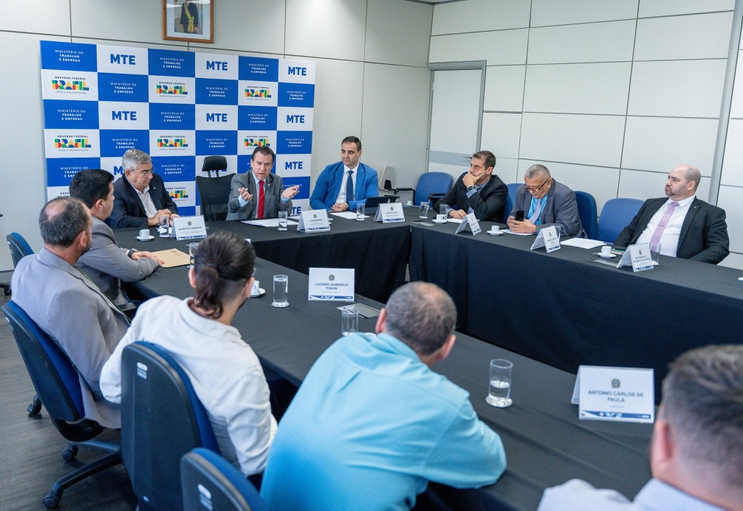 Ministro Luiz Marinho recebe representantes da Câmara Municipal e do Siticonfare de Fartura