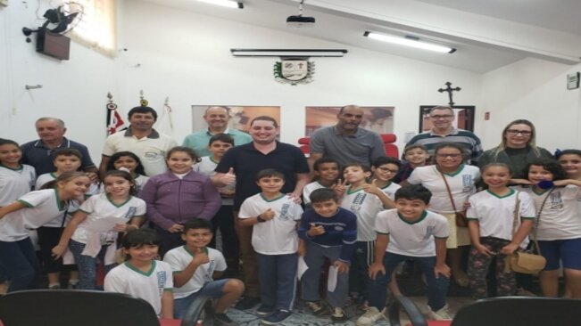 ALUNOS DA ESCOLA JOÃO BATISTA VISITAM CÂMARA MUNICIPAL DE FARTURA