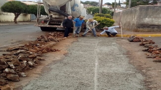 VEREADOR CARLOS RIZZO ACOMPANHA REPAROS EM RUAS DE FARTURA