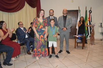 Foto - Sessão Solene - Entrega de Medalhas Prêmio Aluno Bom de Nota 2025
