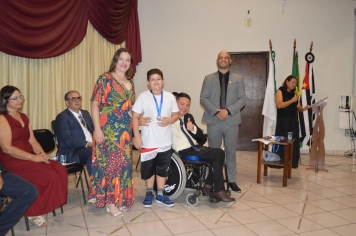 Foto - Sessão Solene - Entrega de Medalhas Prêmio Aluno Bom de Nota 2025