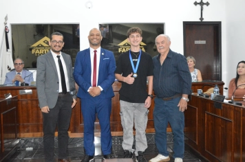 Foto - Sessão Solene - Entrega de Medalhas Prêmio Aluno Bom de Nota 2025