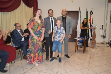 Foto - Sessão Solene - Entrega de Medalhas Prêmio Aluno Bom de Nota 2025